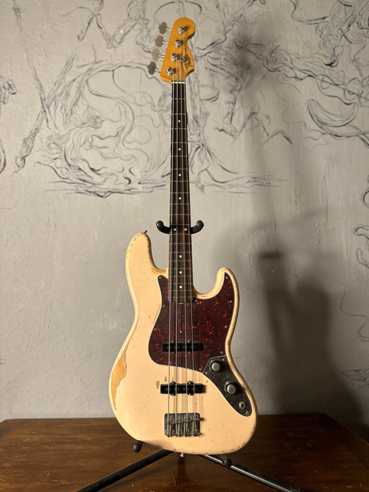 Fender Flea Jazz Bass Rosewood Roadworn Shell Pink