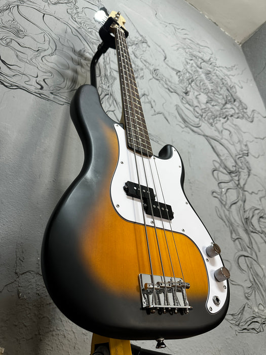 Squier Precision Bass Debut