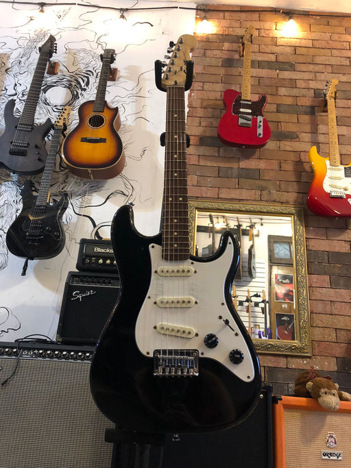 Fender Squier Strat Negra USADA